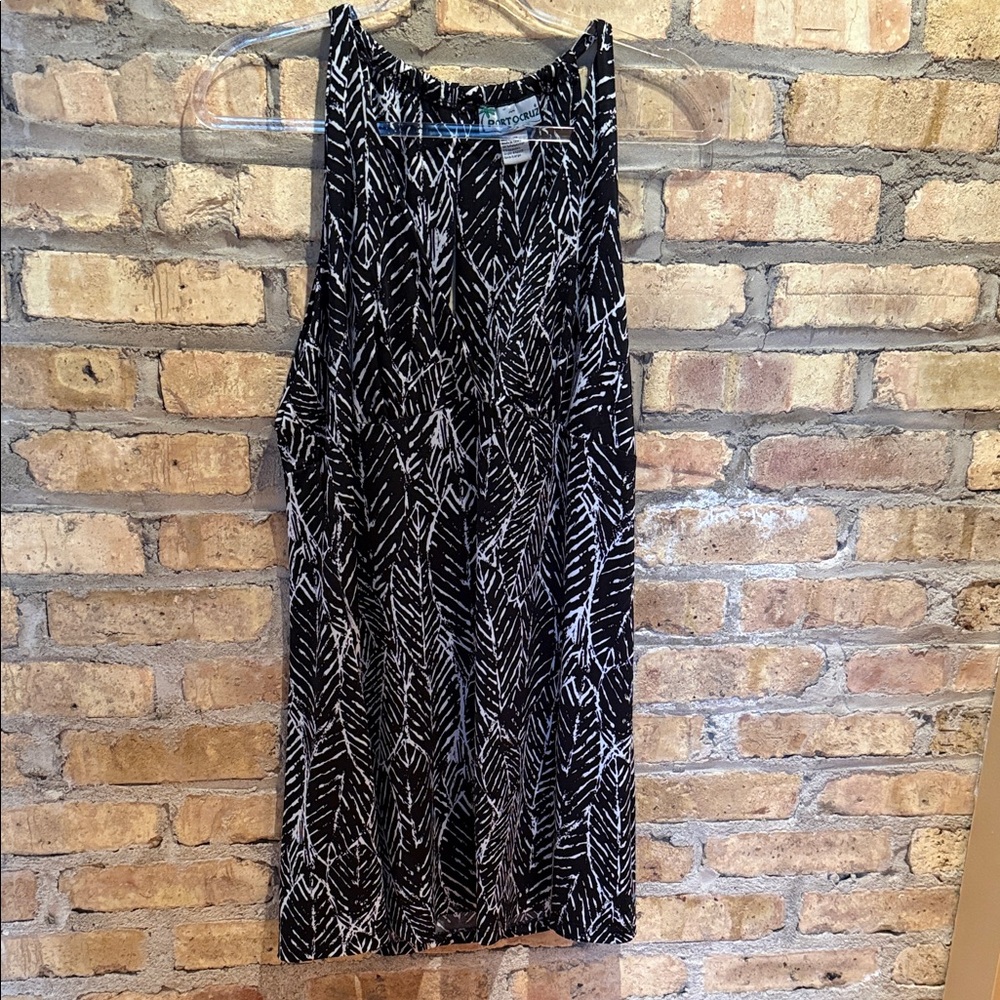 Porto Cruz, casual black and white fit top and flare bottom V-neck keyhole back